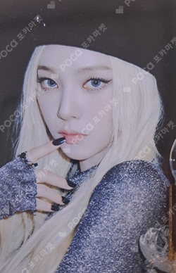 MY WORLD LOGO BADGE photocard