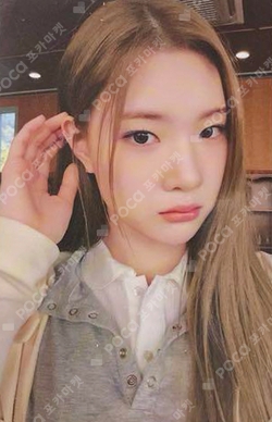 The Chase YIZHIYU photocard