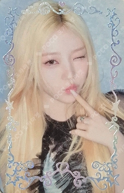 ICONIC HEART TRADING CARD PACK photocard